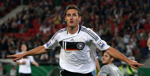 德国前锋克洛泽在世界杯上创下最多进球记录（纪录保持者克洛泽展现出的惊人进球才华）
