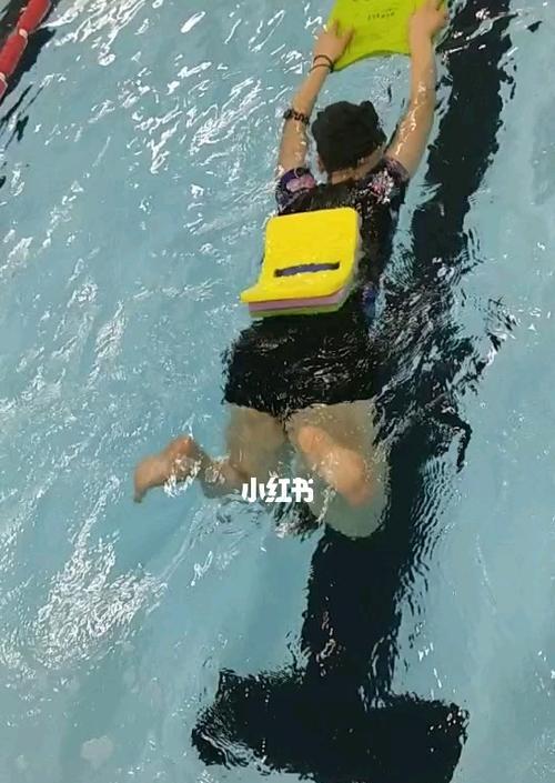 游泳坐着蹬腿技巧慢动作（提升游泳技巧，学会正确的蹬腿方式）