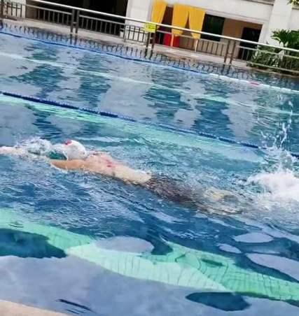 海边游泳换气技巧慢动作（优雅游弋，体验畅快无比）