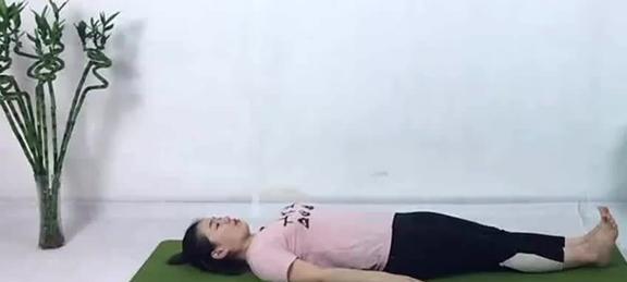 游泳腰部摆动技巧（优雅的游泳腰部摆动技巧带你领略水中舞姿）