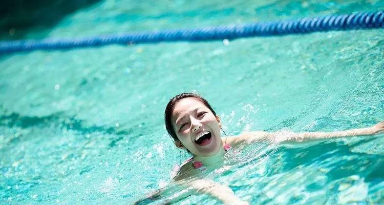 快速学游泳技巧口诀，让女生成为游泳高手（掌握关键技巧，快速提升游泳水平）