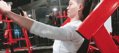 掌握游泳技巧，完美展现男生坐姿动作（游泳技巧指南，提高男生坐姿动作的关键技巧）