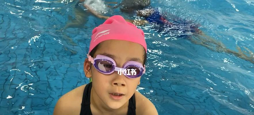 掌握游泳不憋气技巧，女性也能游得好（轻松呼吸畅游泳池，提高游泳技术的一大关键）