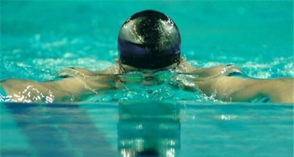 学游泳换气与漂浮技巧（掌握正确的呼吸技巧和保持平衡的漂浮姿势）