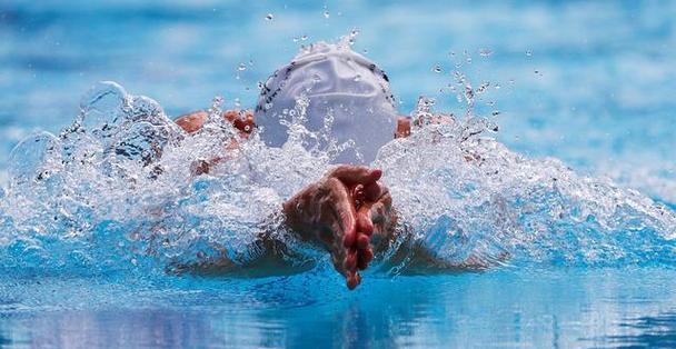 仰泳游泳的技巧与方法（掌握正确的呼吸和姿势，提高仰泳游泳技术水平）