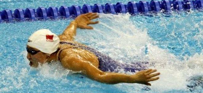 零基础学游泳技巧（掌握水中的自由——从零开始学游泳技巧）