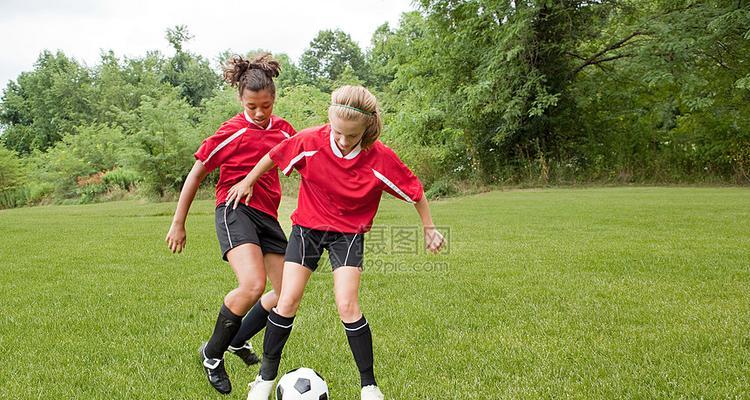 女孩踢足球的时尚穿搭指南（展现自信风采，让你在绿茵场上焕发光彩）