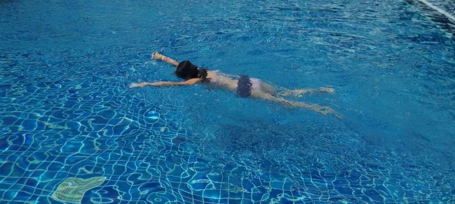 游泳踩水技巧慢动作，轻松掌握水中平衡（学会踩水，游得更远更轻松）
