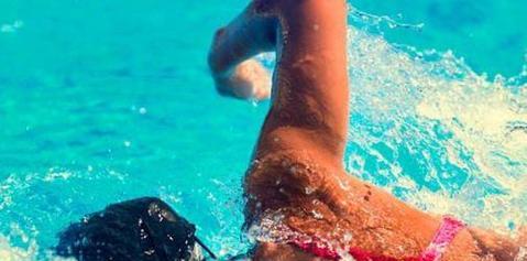 夏季游泳技巧大揭秘（享受清凉水上乐趣，掌握游泳技巧不再成为难题）