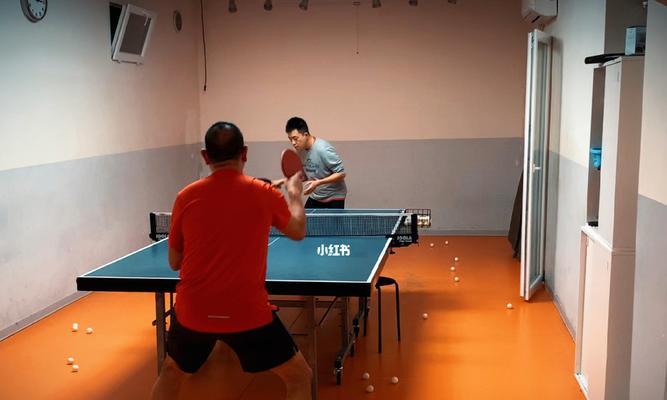 乒乓球的发球之谜（探索乒乓球发球的力学和技巧）