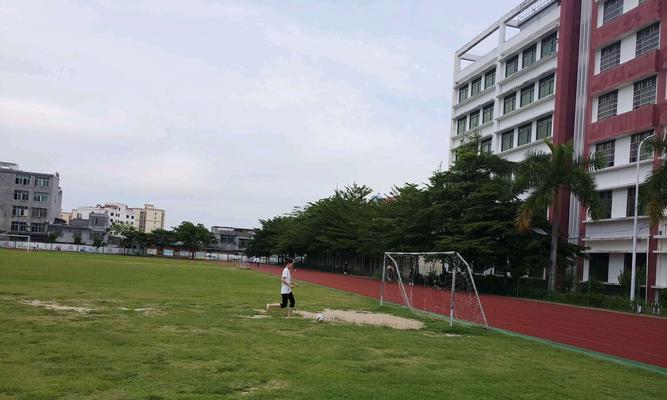 提升足球射门技巧的关键——外脚背射门（掌握外脚背射门技巧，成为进攻利器）