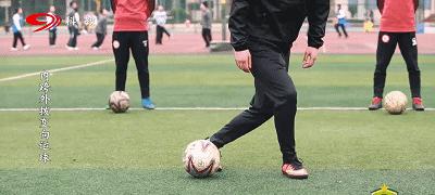 足球技巧大揭秘（掌握这些技巧，成为场上的变向之王）