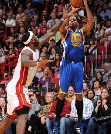 NBA十大急停跳投高手排行榜（展现最具爆发力的进攻技巧）