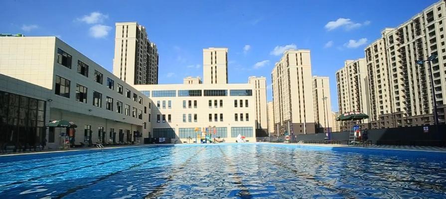 游泳馆敞开技巧（掌握游泳技巧，畅游游泳馆）