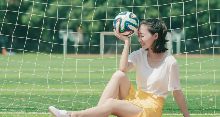 让足球女孩独步球场的简单过人技巧（突破防线，展现个人魅力）