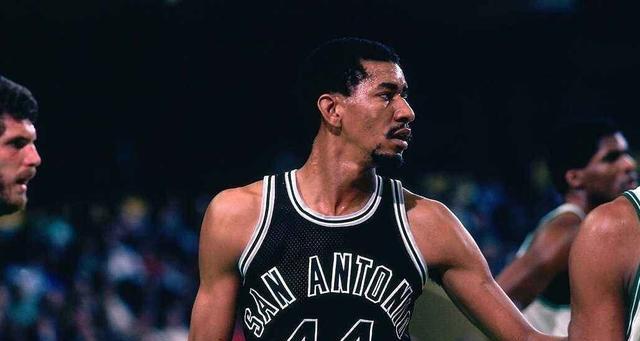 詹姆斯NBA总得分排行榜最新排名（詹姆斯成为历史得分榜第三，迈向传奇之路）