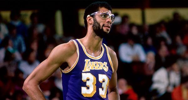 NBA常规赛30分记录排行榜（记录最高得分的NBA球员和他们的突出表现）