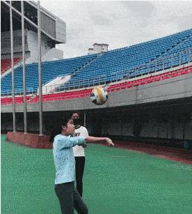 掌握排球发球姿势和动作要领，提升发球技巧（打造完美发球，关键在于正确的姿势和动作）