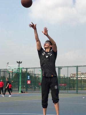 成为一名出色的篮球防守者（技巧与策略帮助你成为一名防守高手）