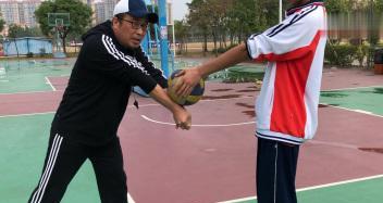 掌握排球颠球抱拳动作的关键技巧（以排球颠球抱拳动作为主题，提升技术水平的秘诀）