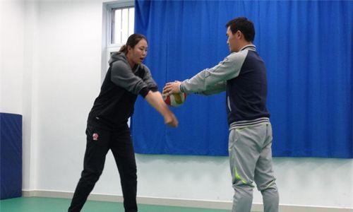 揭秘排球滑步时的垫球技巧（掌握关键步骤，成为垫球高手）