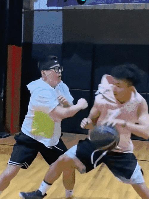 篮球贴身防守背身拿球的技巧与要点（强化贴身防守、提高背身拿球能力的关键方法与训练）