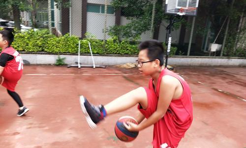 篮球防守滑步专业动作教学（提高防守效果的关键技巧与训练方法）