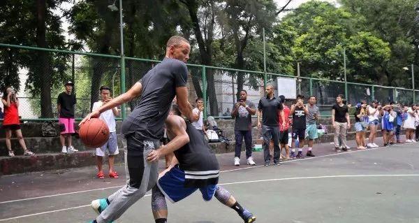如何让孩子在篮球比赛中提高防守能力（通过针对性训练帮助孩子克服防守难题）