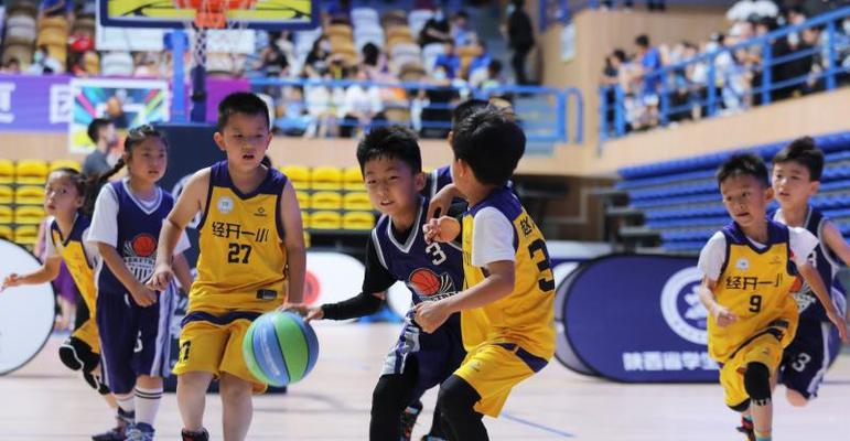 小学生篮球赛防守技巧精要（以小学生篮球赛为背景，探讨如何最大程度地发挥防守优势）