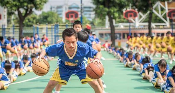 如何有效防守与学生的篮球对抗赛（提升防守水平的关键技巧与策略）