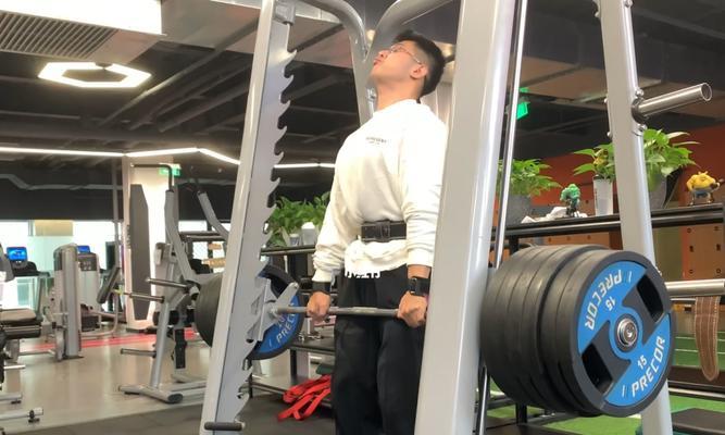 女生打篮球也能出色防守（以屈膝为基础的防守技巧让女生更加出众）