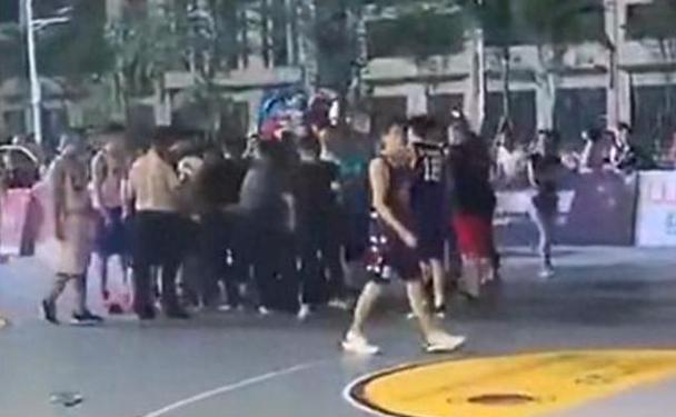 以打篮球时防守人离你远（提高防守效果，保持攻击距离，赢得比赛）