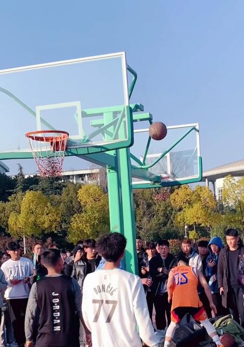 篮球场上的防守神功（以篮球场防守能进球吗？探索进攻与防守的平衡术）
