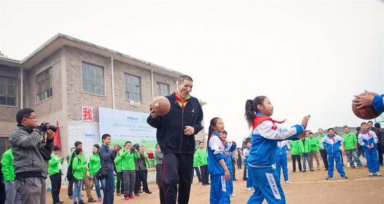 如何教小孩有效提高篮球防守能力（从基本动作到战术应用，轻松掌握防守技巧）
