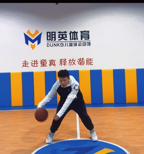 小学生篮球人盯人防守技巧（打好基础，全面提升防守能力）