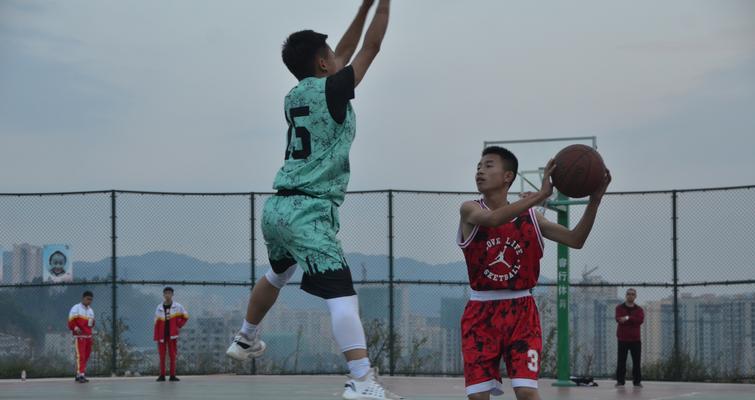 高中篮球进攻防守的技巧与战术（全面提升进攻与防守水平，实现比赛的胜利）