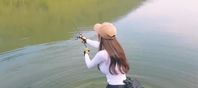 在水池里用路亚竿钓鱼的技巧与经验（掌握技巧，享受水池钓鱼的乐趣）