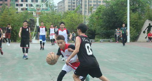 幼儿篮球防守与进攻练习的关键技巧（提升孩子们篮球技巧的有效方法）