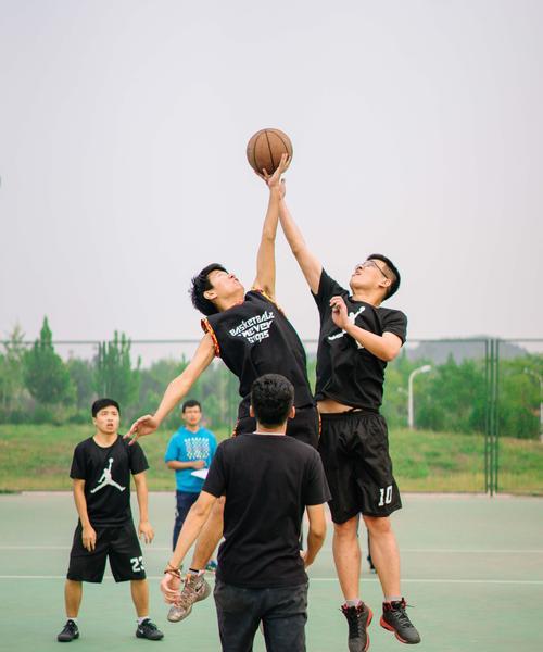篮球防守身体对抗站位的技巧（提高防守效果的关键策略）