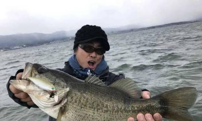冬天河钓鱼攻略（用路亚吸引鱼儿的绝佳方式，轻松享受冬日河钓乐趣）