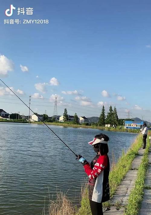 带女朋友去海边畅游钓鱼乐趣（海边情侣约会，放松心情与钓鱼为伴）