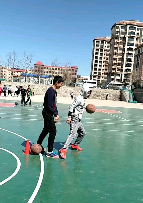 篮球防守技巧之转身快过人（提升篮球防守能力，掌握转身快过人的技巧）