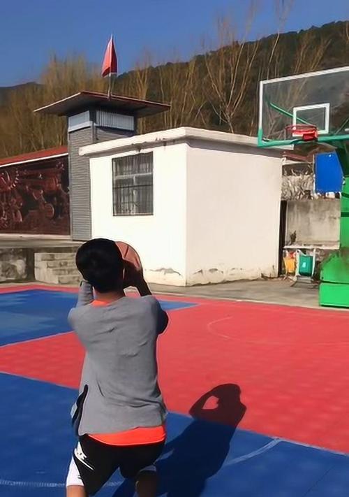 以撤步教学篮球防守动作（运用撤步技巧提高篮球防守效果）