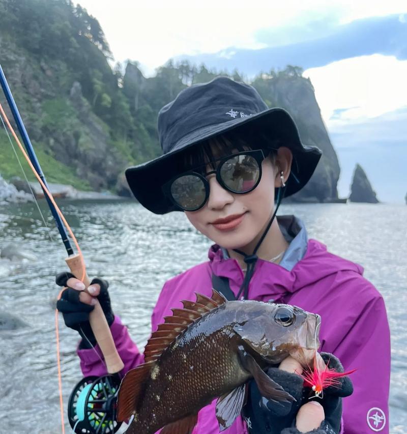 路亚女的钓鱼之旅（追逐梦想的勇敢少女）